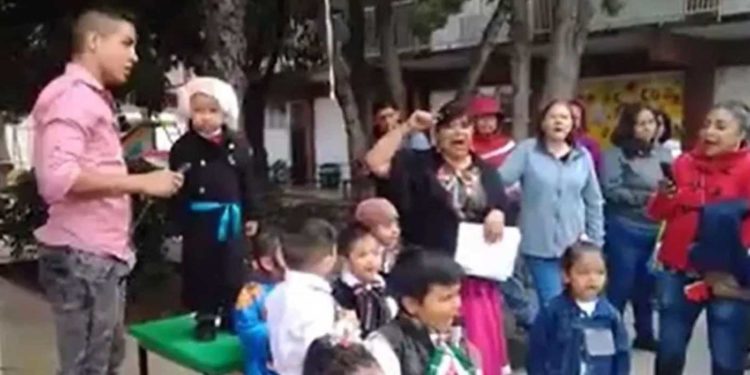 ¡Viva su Jefa! Niño vestido de Miguel Hidalgo da peculiar grito de Independencia
