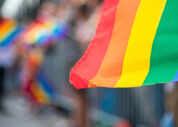 El SAT se pinta de colores reconociendo al primer contribuyente transgénero.