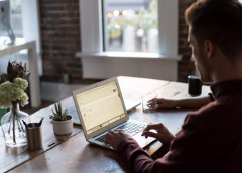 Cómo explicarle a tu familia que trabajas en casa (home office)