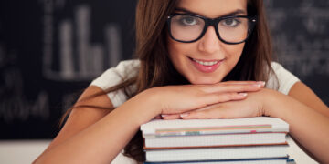 ¿Eres estudiante universitario? Santander te apoya con beca de 9,000 pesos para continuar con tus estudios