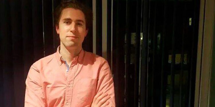 Joven gana cerca de 200 dólares al día solo por hacer fila