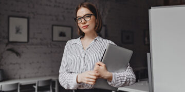 mujer contadora con su computadora entre las manos