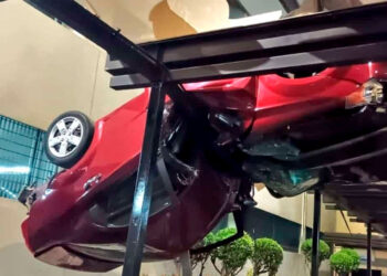 Auto cae desde el tercer piso de estacionamiento en la Universidad La Salle