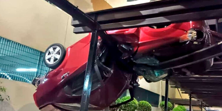 Auto cae desde el tercer piso de estacionamiento en la Universidad La Salle