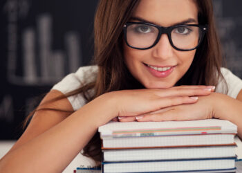 ¿Eres estudiante universitario? Santander te apoya con beca de 9,000 pesos para continuar con tus estudios