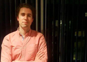 Joven gana cerca de 200 dólares al día solo por hacer fila