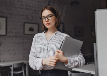 mujer contadora con su computadora entre las manos