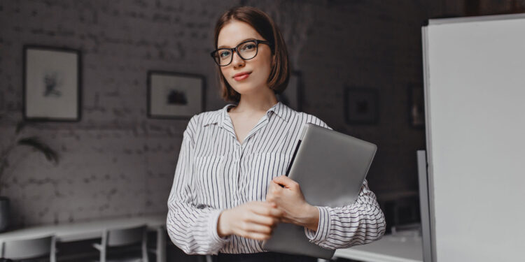 mujer contadora con su computadora entre las manos